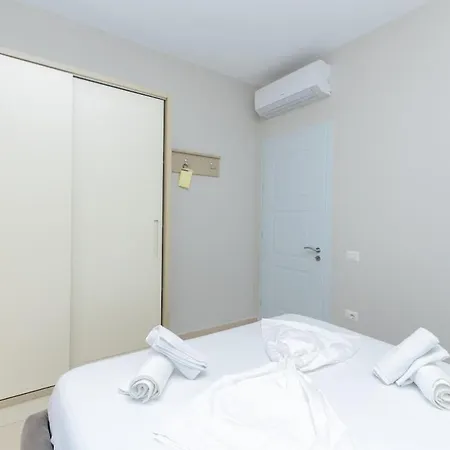 Pool View - Diamond Hill & By Pikhost Daire